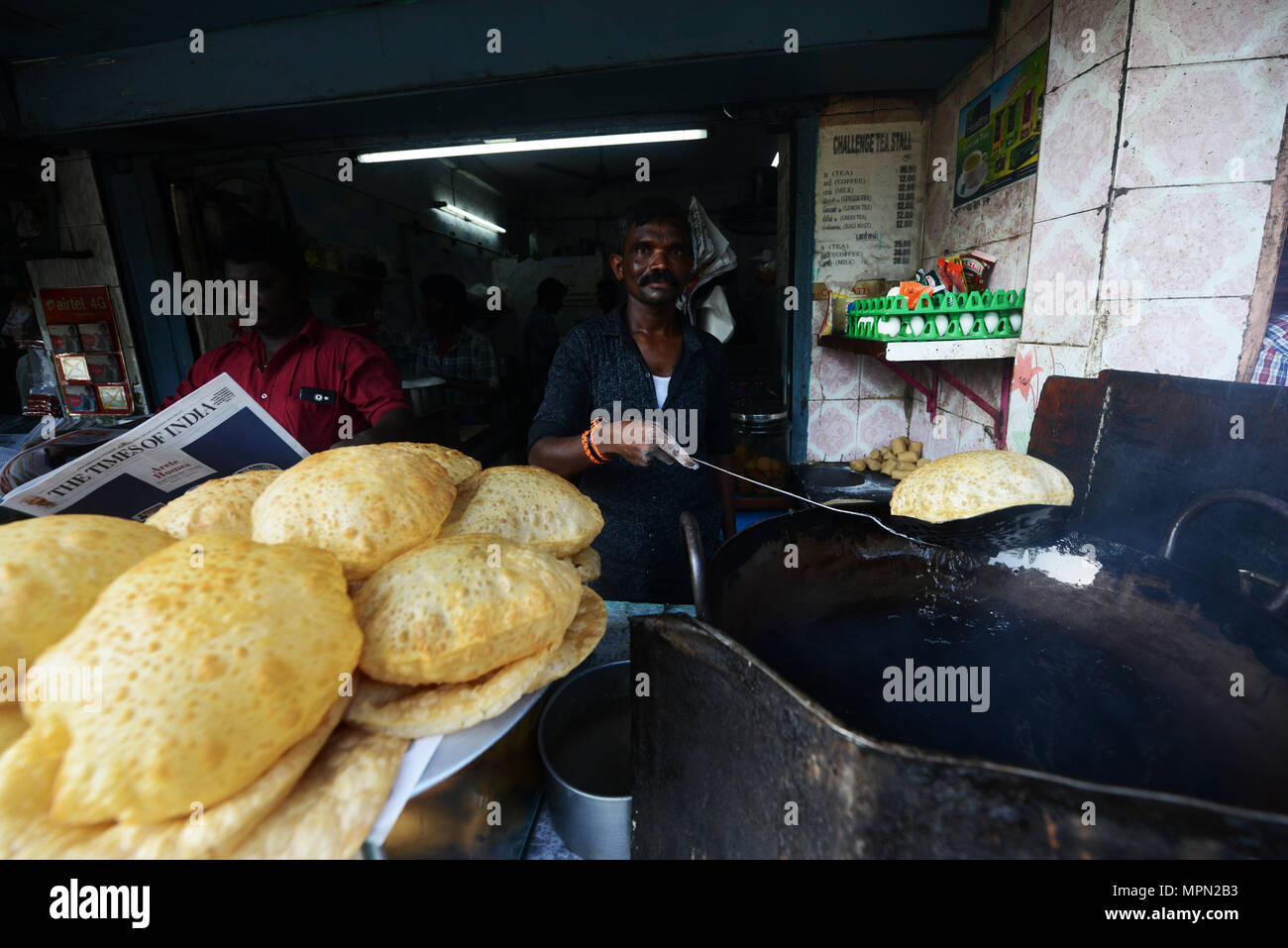 Poori ist ein beliebter North Indian Brot für das Frühstück in ganz Indien. Stockfoto