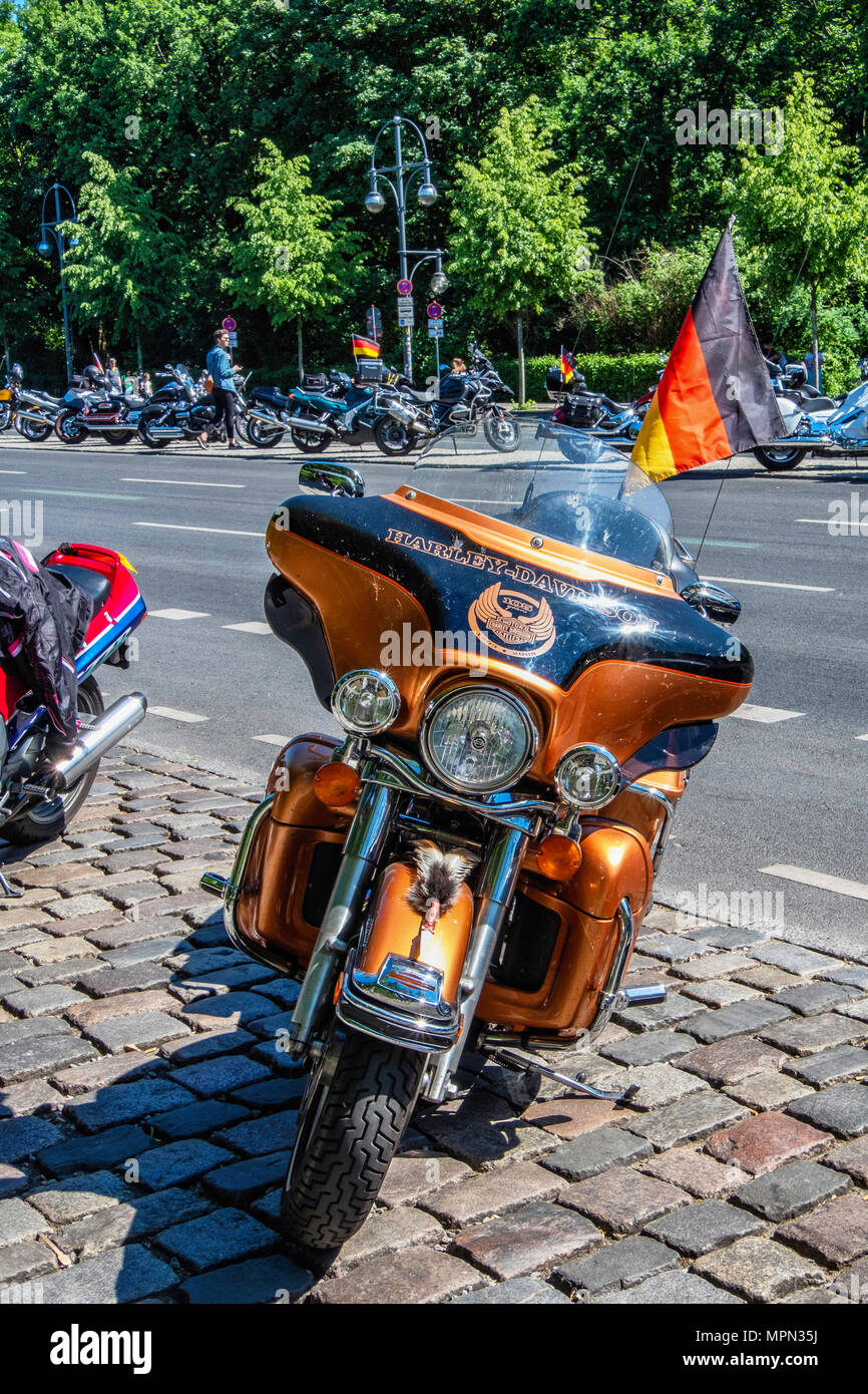 Berlin Mitte, geparkte Motorräder. Harley Davidson Motorrad und Deutsche Flagge an Biker Demo. Hundre Stockfoto
