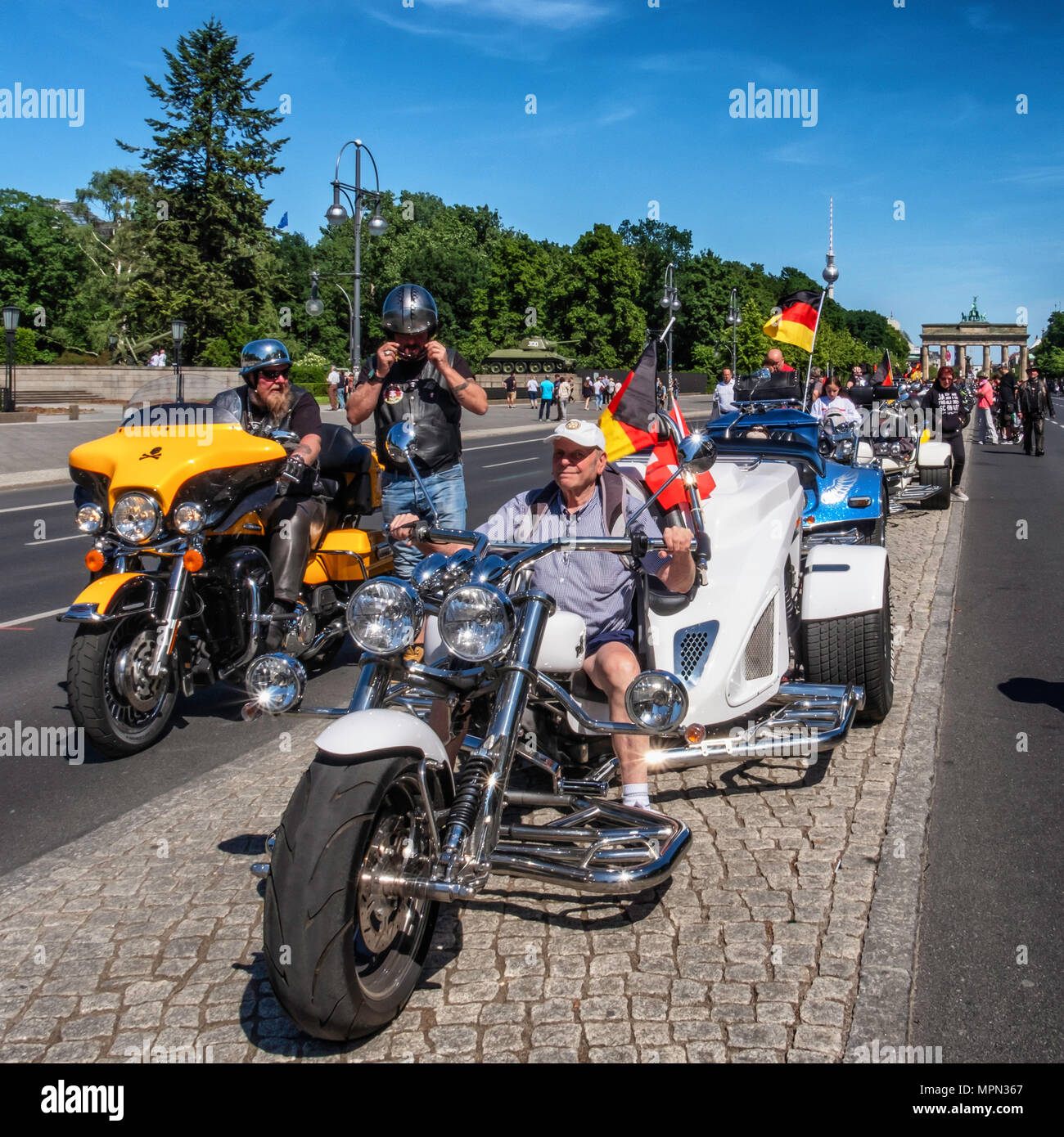 Berlin Mitte, älterer Mann versucht, Dreirad Motorrad an Biker für Deutschland Demo. Hunderte von Bikern Protest am Brandenburger Tor zum Schutz Stockfoto