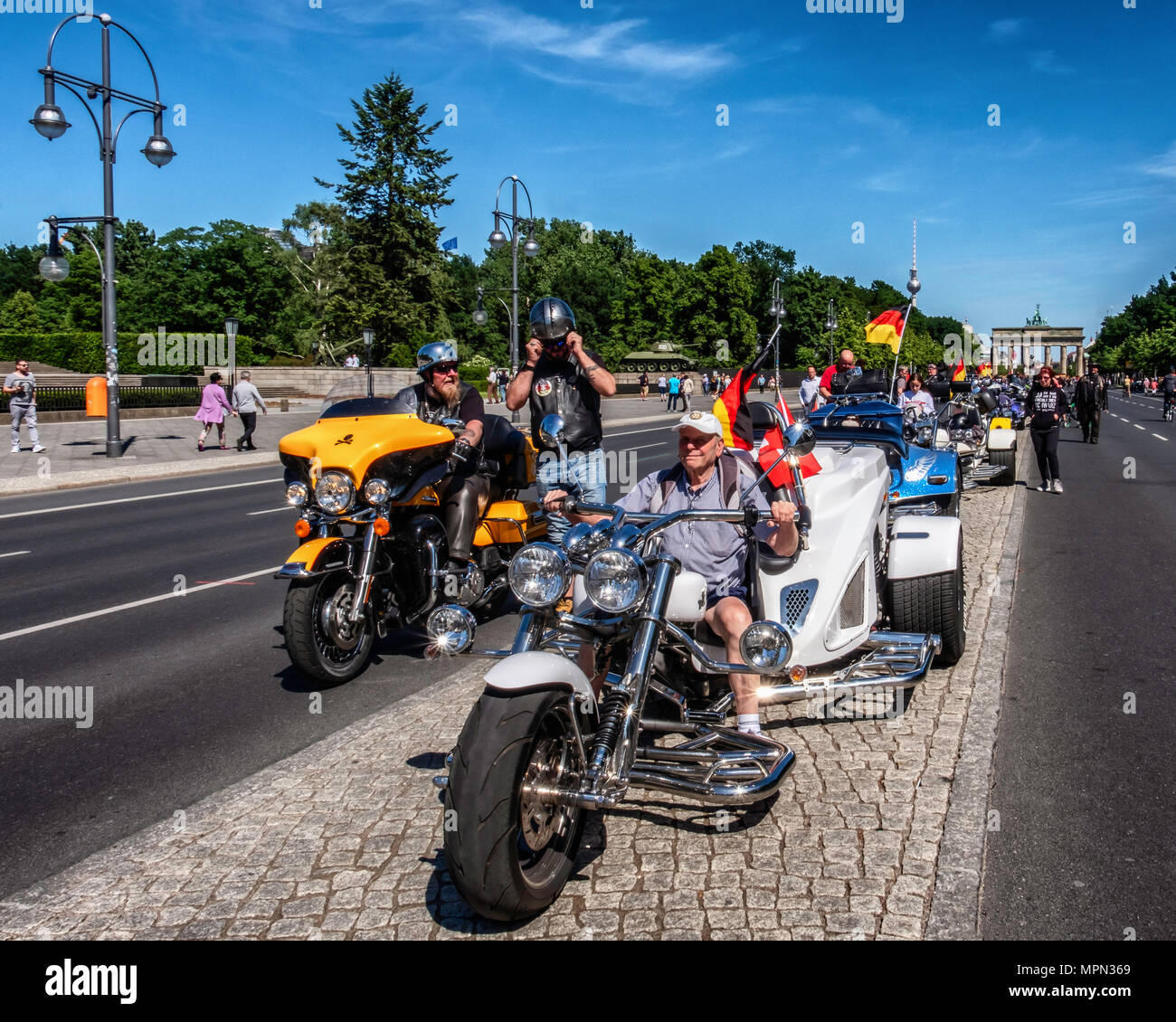 Berlin Mitte, älterer Mann versucht, Dreirad Motorrad an Biker für  Deutschland Demo. Hunderte von Bikern Protest am Brandenburger Tor  Stockfotografie - Alamy