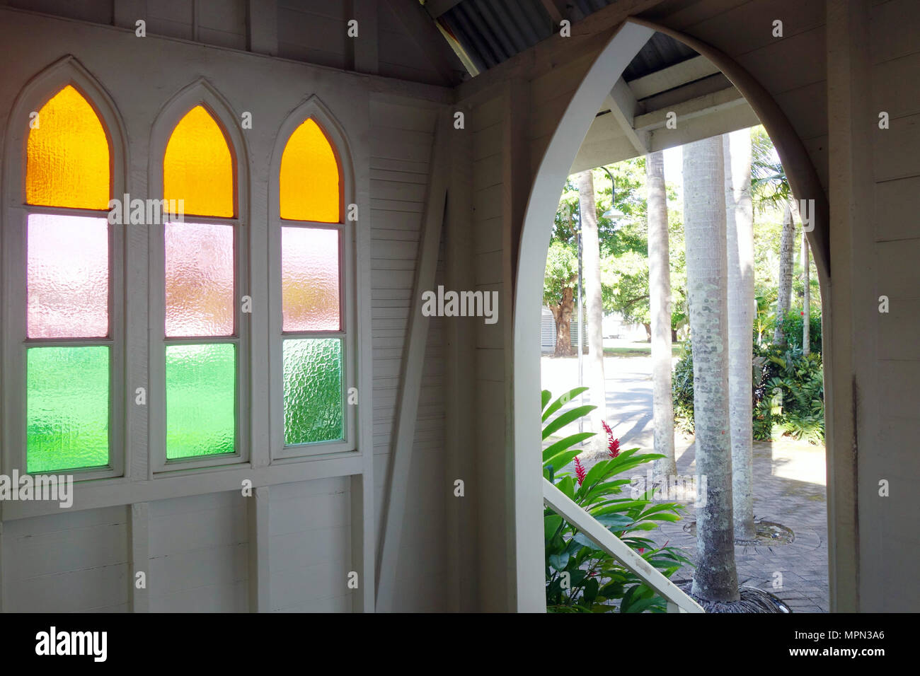 Windows und Eingang der St. Mary's An der Kapelle, Port Douglas, Queensland, Australien. Keine PR Stockfoto