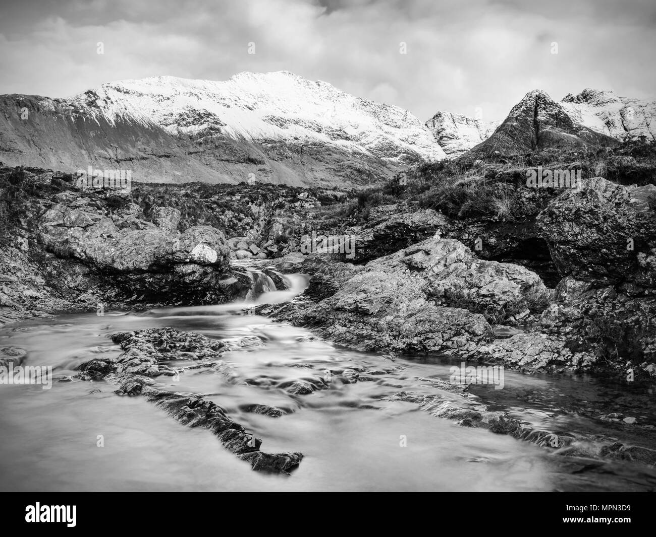 Mehrere Wasserfälle auf dem Fluss spröde mit vielen kalten Schwimmen Pools. Die Schwarz-Weiß-Fotografie Stockfoto