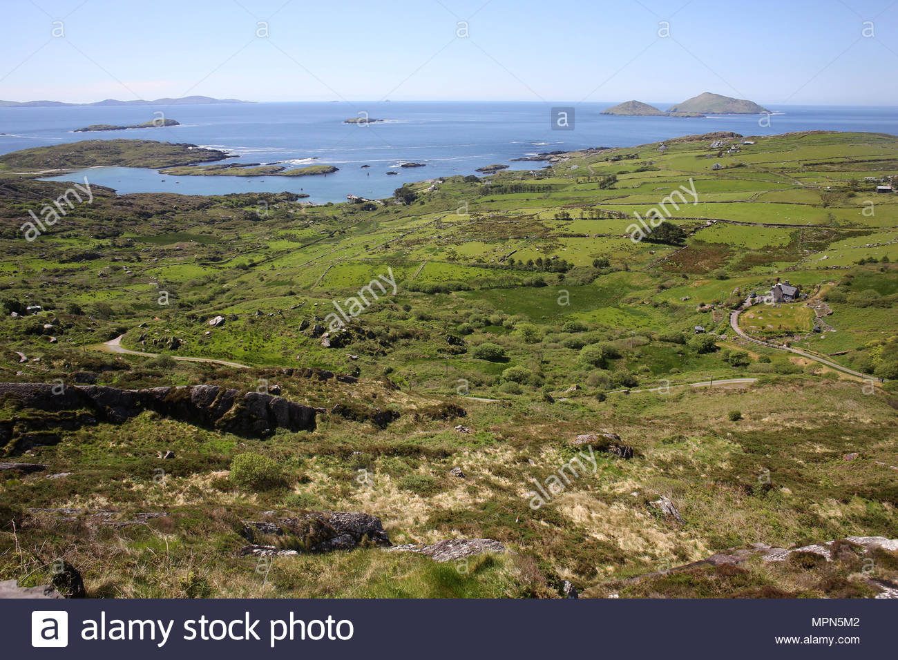 Teil der irischen Küste jenseits Derrynane auf der Iveragh Halbinsel im Südwesten von Irland. Dies ist ein Teil des berühmten Ring of Kerry. Stockfoto