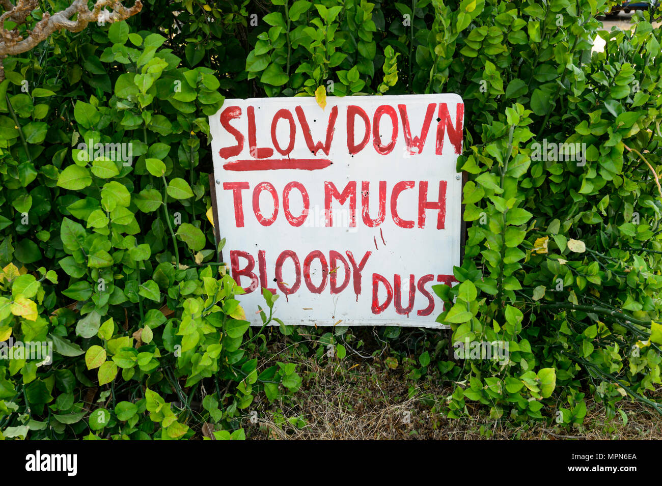 Zeichen, Fahrzeuge zu verlangsamen, weil der Staub, Far North Queensland, FNQ, QLD, Australien Stockfoto