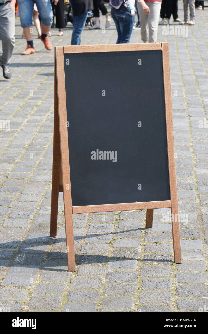 Leere Tafel Schiefertafel Werbung a-frame anmelden oder Kunden Stopper in Fußgängerzone Stockfoto