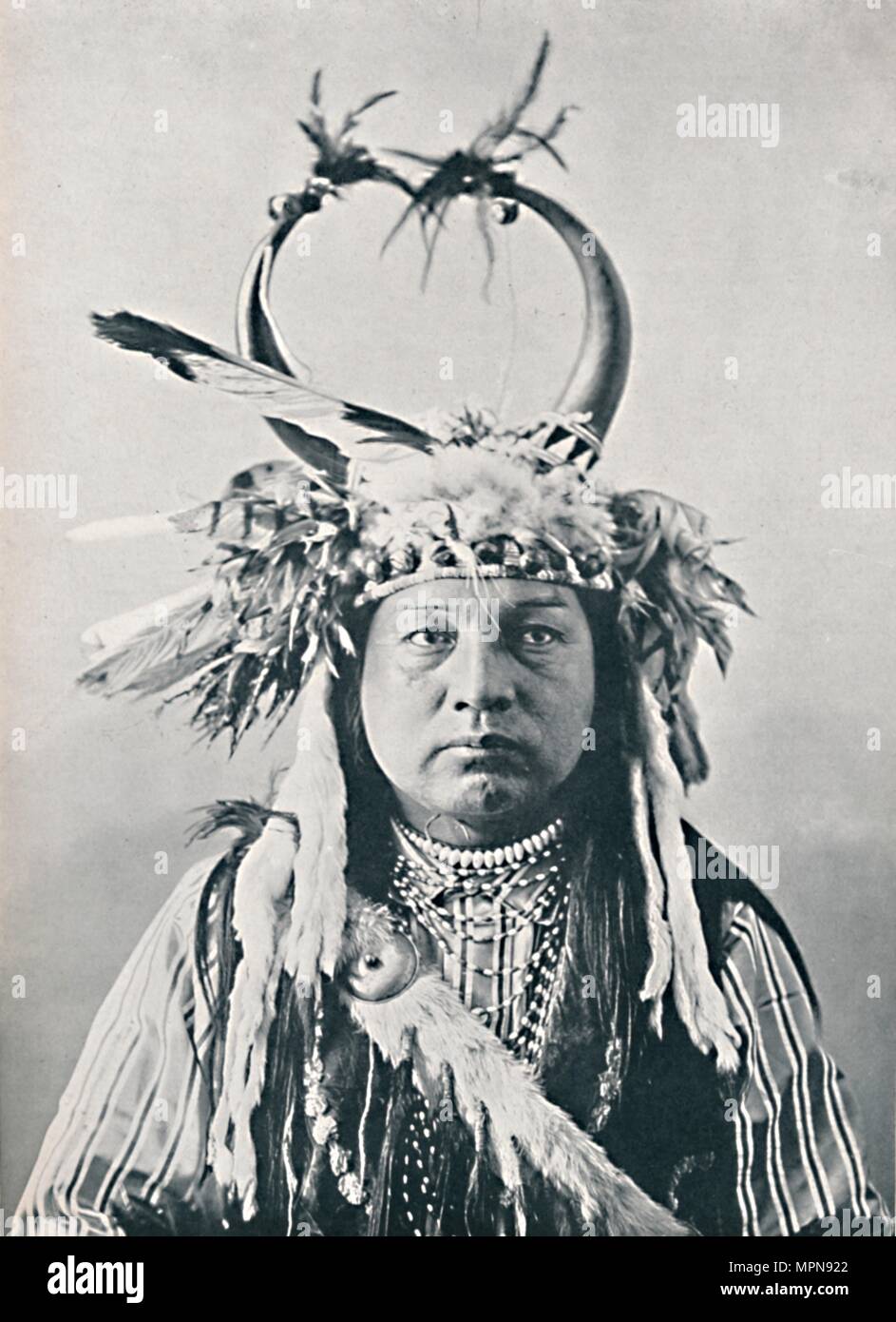 Ein Indianer mit Büffel-Hörnern Kopfschmuck, 1912. Artist: Robert Wilson Shufeldt. Stockfoto