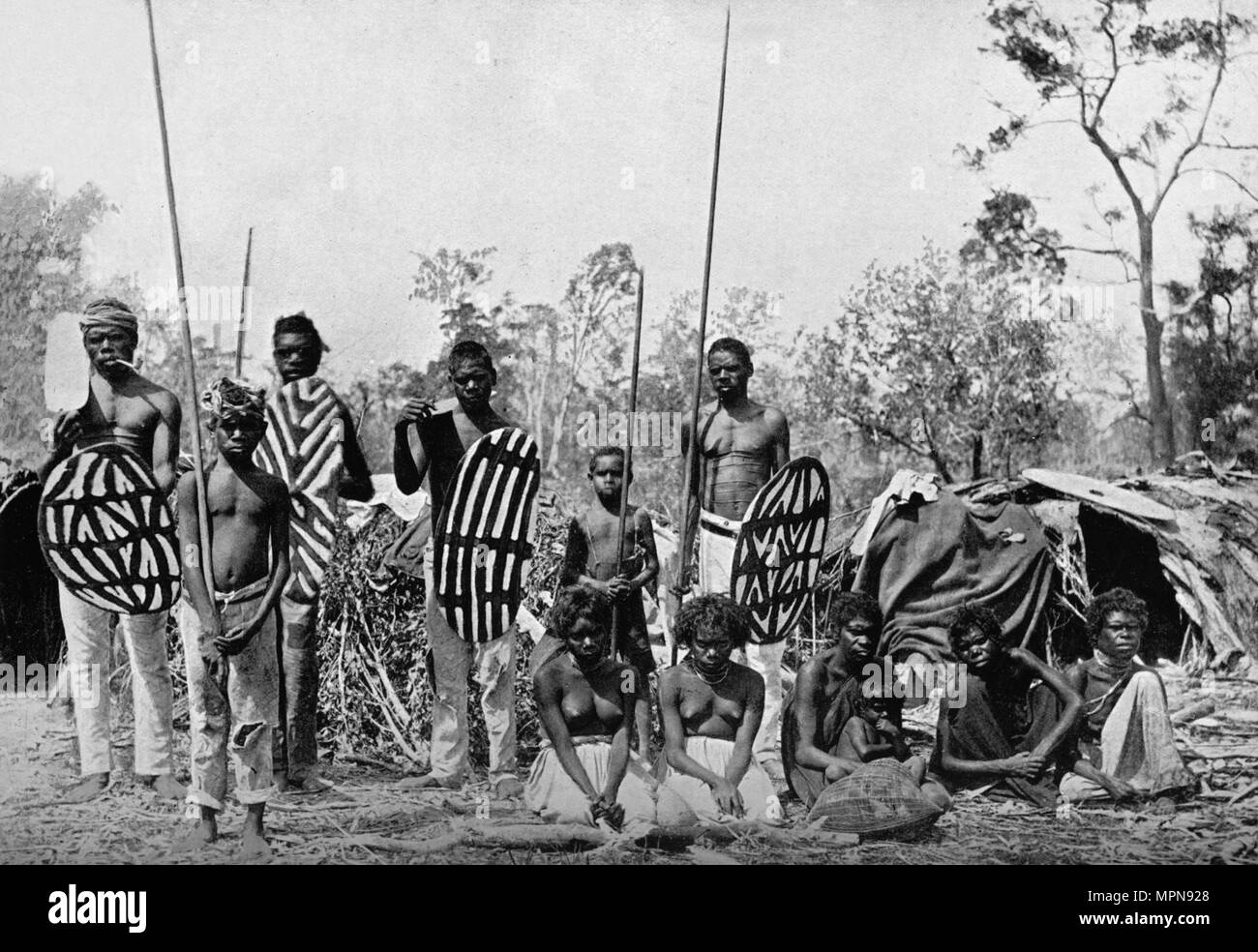 Eine Partei von Queensland Indianer mit Speer und Schild, 1902. Artist: Henry König. Stockfoto