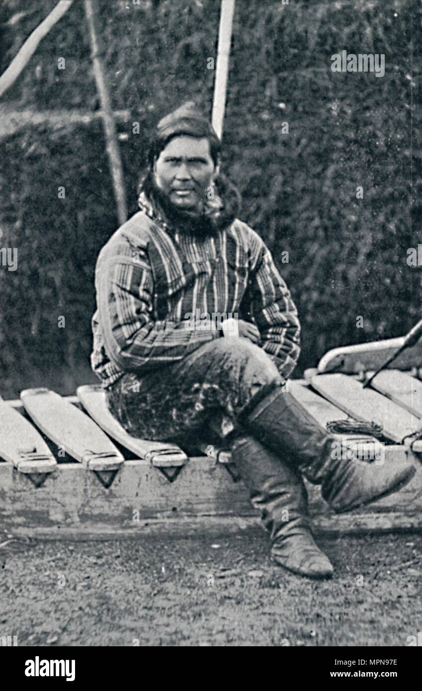 Ein Eskimo ruht auf seinem Schlitten, 1912. Künstler: Pierre Petit. Stockfoto