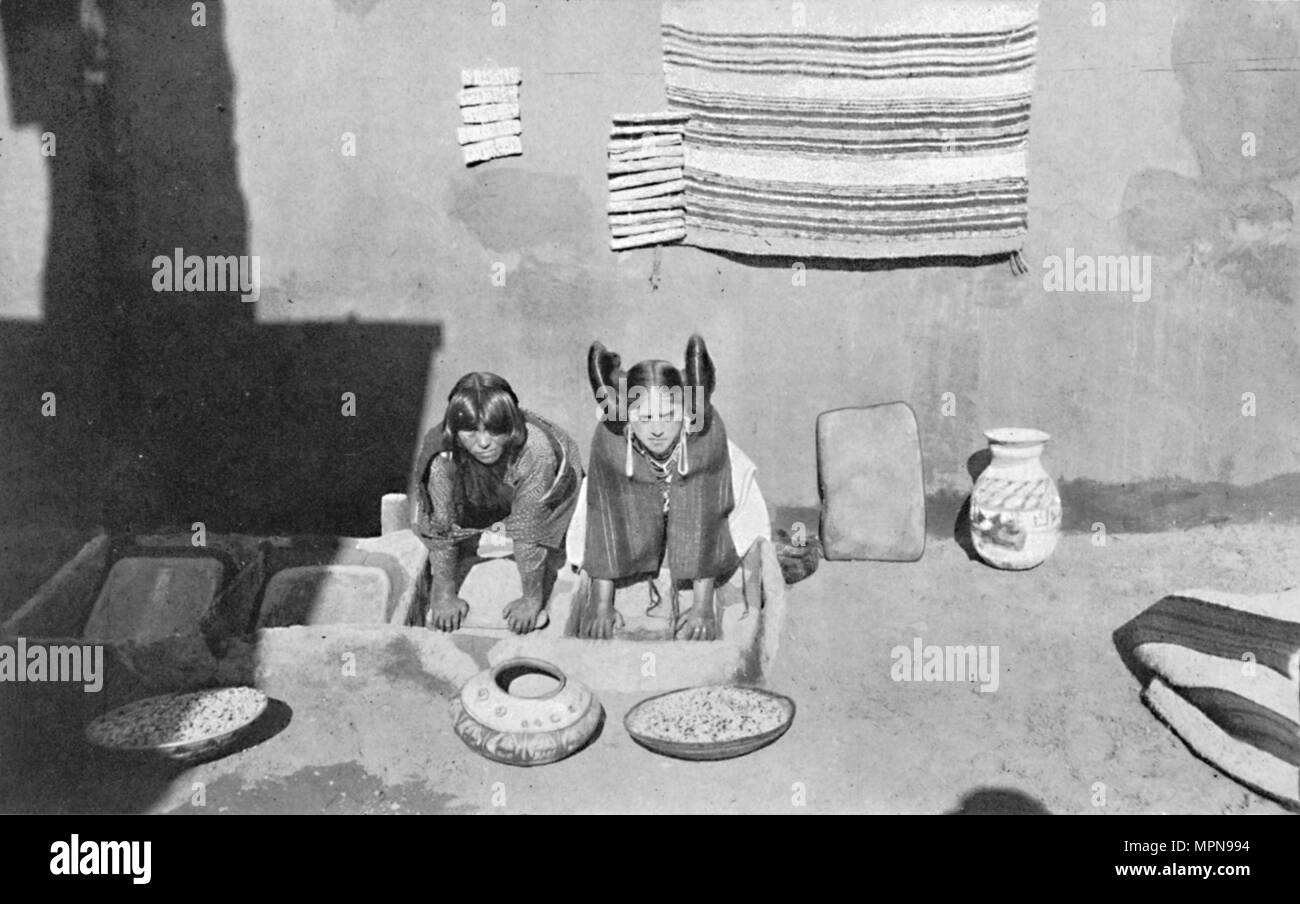 Hopi Indianer Frauen schleifen Maismehl, Walpi, Arizona, 1912. Artist: Robert Wilson Shufeldt. Stockfoto