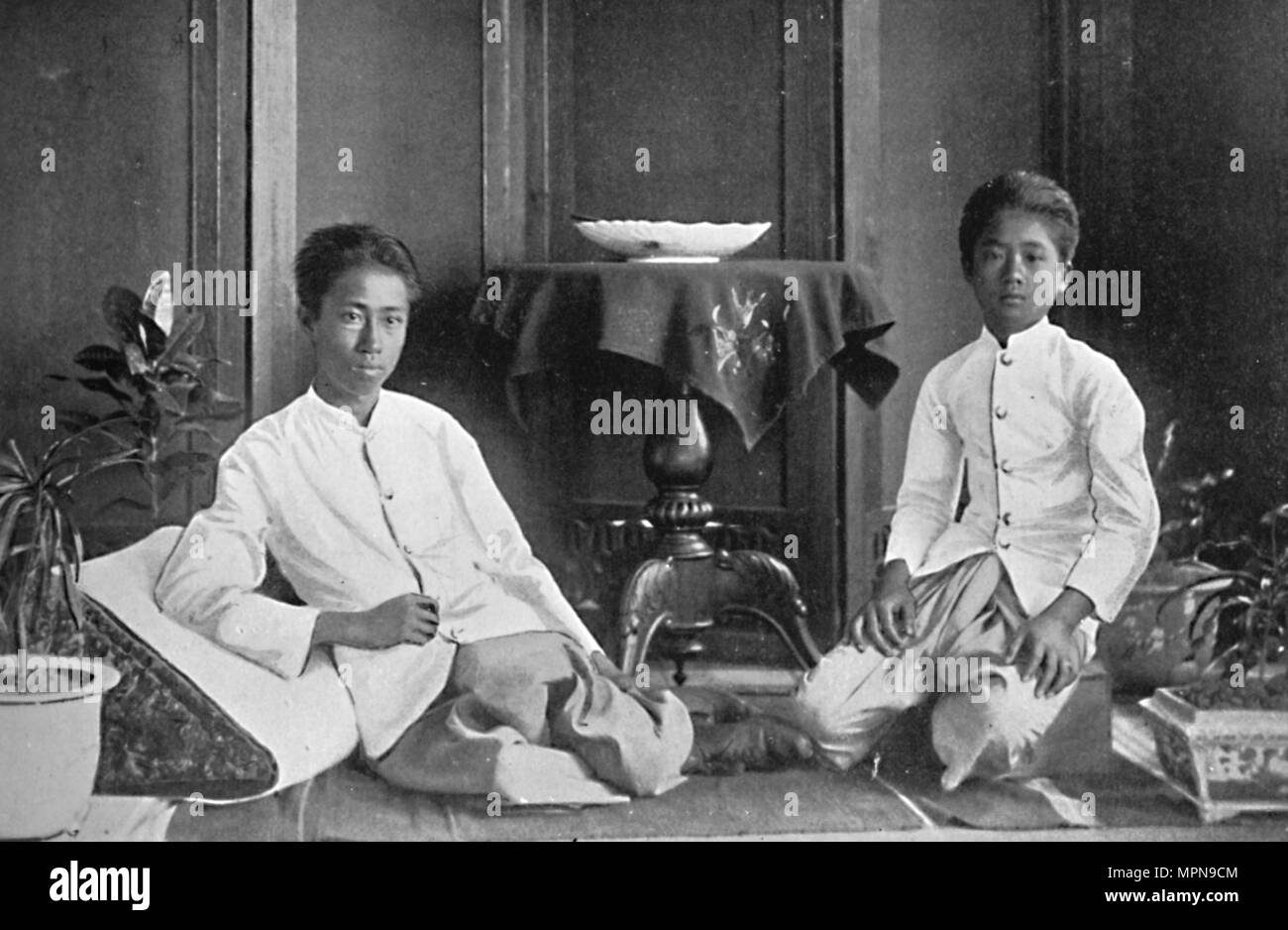 Zwei Siam Herren, 1902. Artist: Unbekannt. Stockfoto