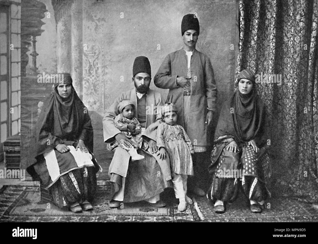 Eine persische Parsi Familie, 1902. Artist: Unbekannt. Stockfoto