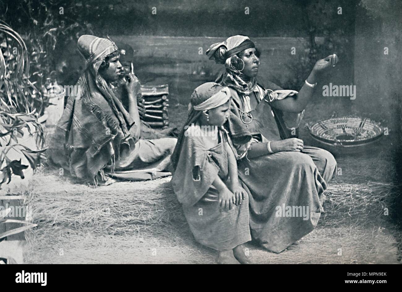 Berber Land Frauen aus Tunesien, 1912. Artist: Schroeder & Co. Stockfoto