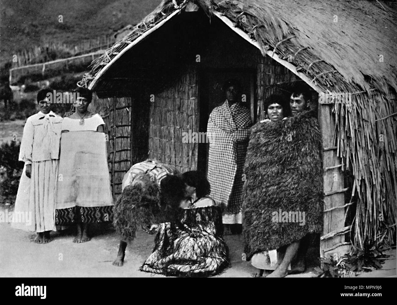 Hongi, die traditionelle Begrüßung der Maori, Neuseeland, 1902. Artist: Muir & Moodie. Stockfoto