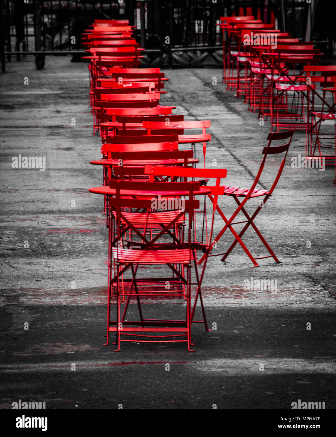 Eine leere Straße cafe in New York City, nachdem der Regen aufgehört Stockfoto