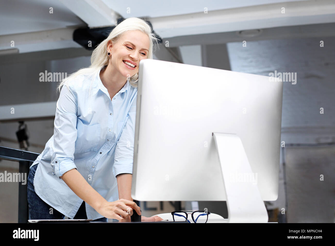 Arbeiten bis spät. Die Frau arbeitet am Computer. Stockfoto