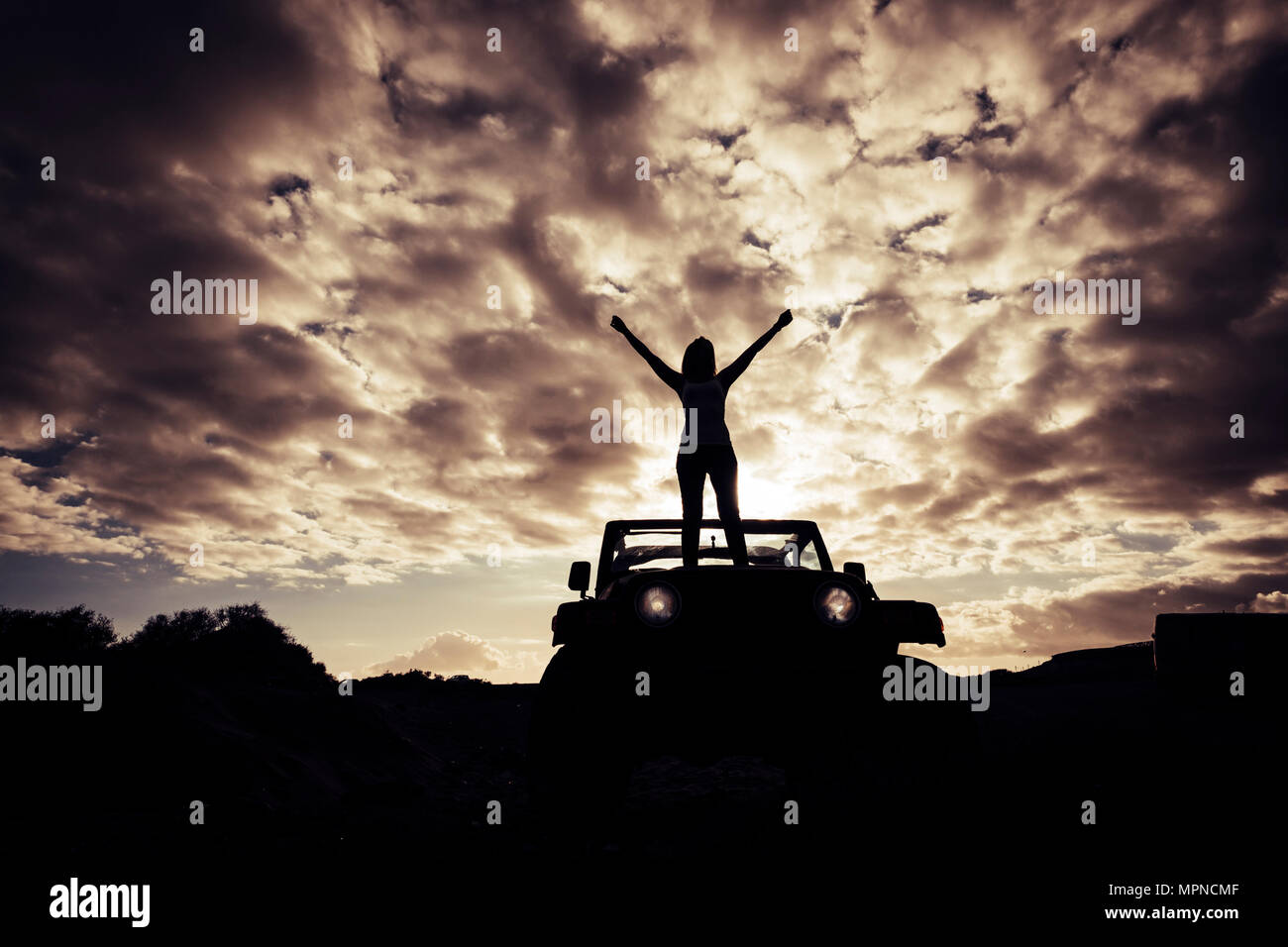 Toller Sonnenuntergang Landschaft und Freiheit alternative lifestyle Konzept. Fernweh und die Welt mit Mädchen entdecken. das Leben genießen Stockfoto Toller Sonnenuntergang Landschaft und Freiheit alternative lifestyle Konzept. Fernweh und die Welt mit Mädchen entdecken. das Leben genießen Stockfoto