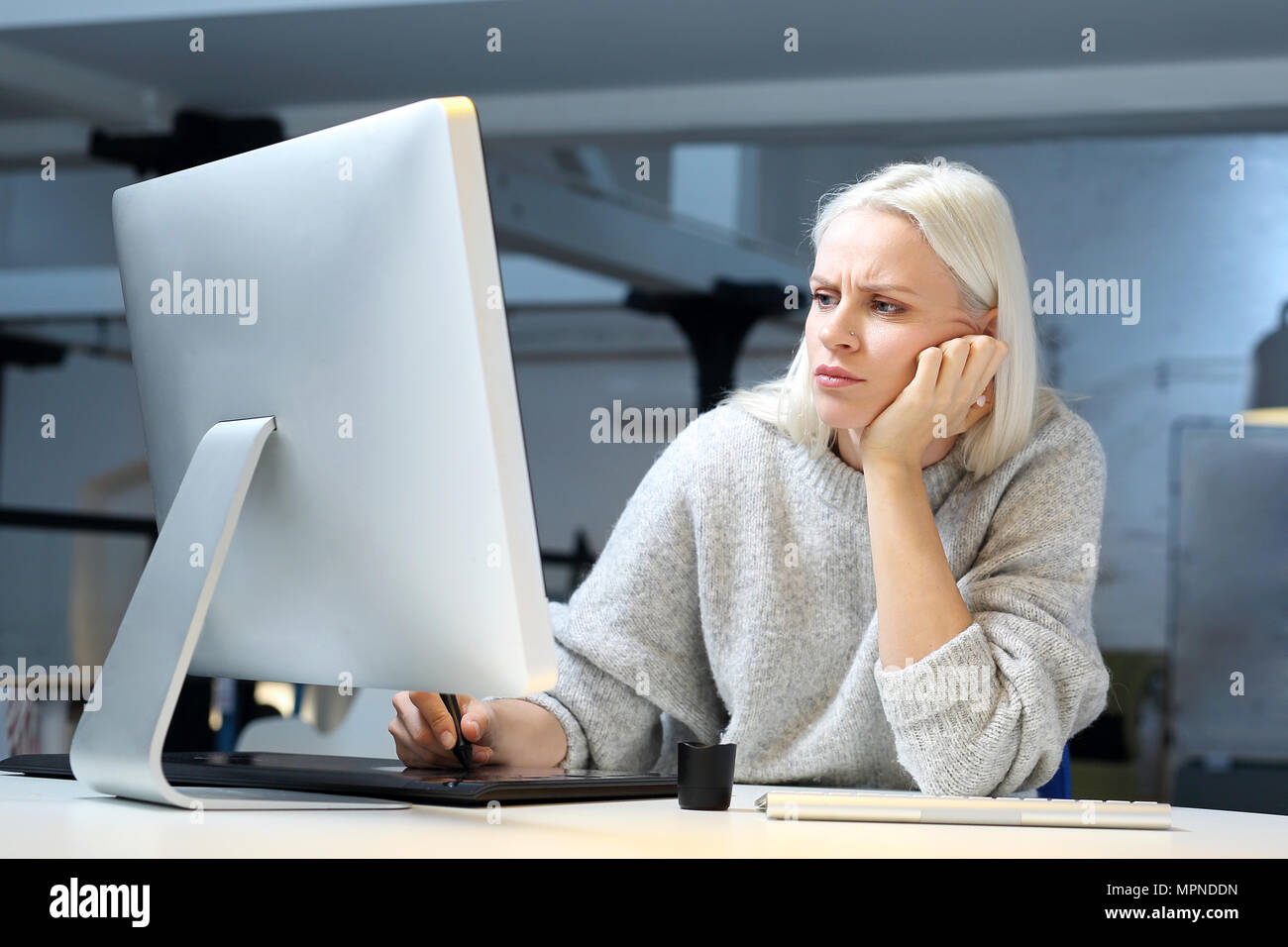 Arbeiten bis spät. Die Frau arbeitet am Computer. Stockfoto