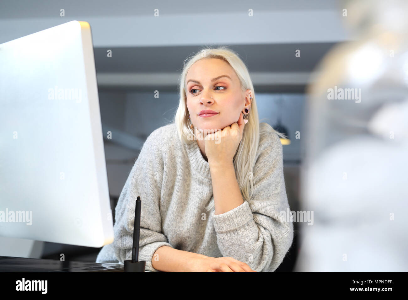 Arbeiten bis spät. Die Frau arbeitet am Computer. Stockfoto