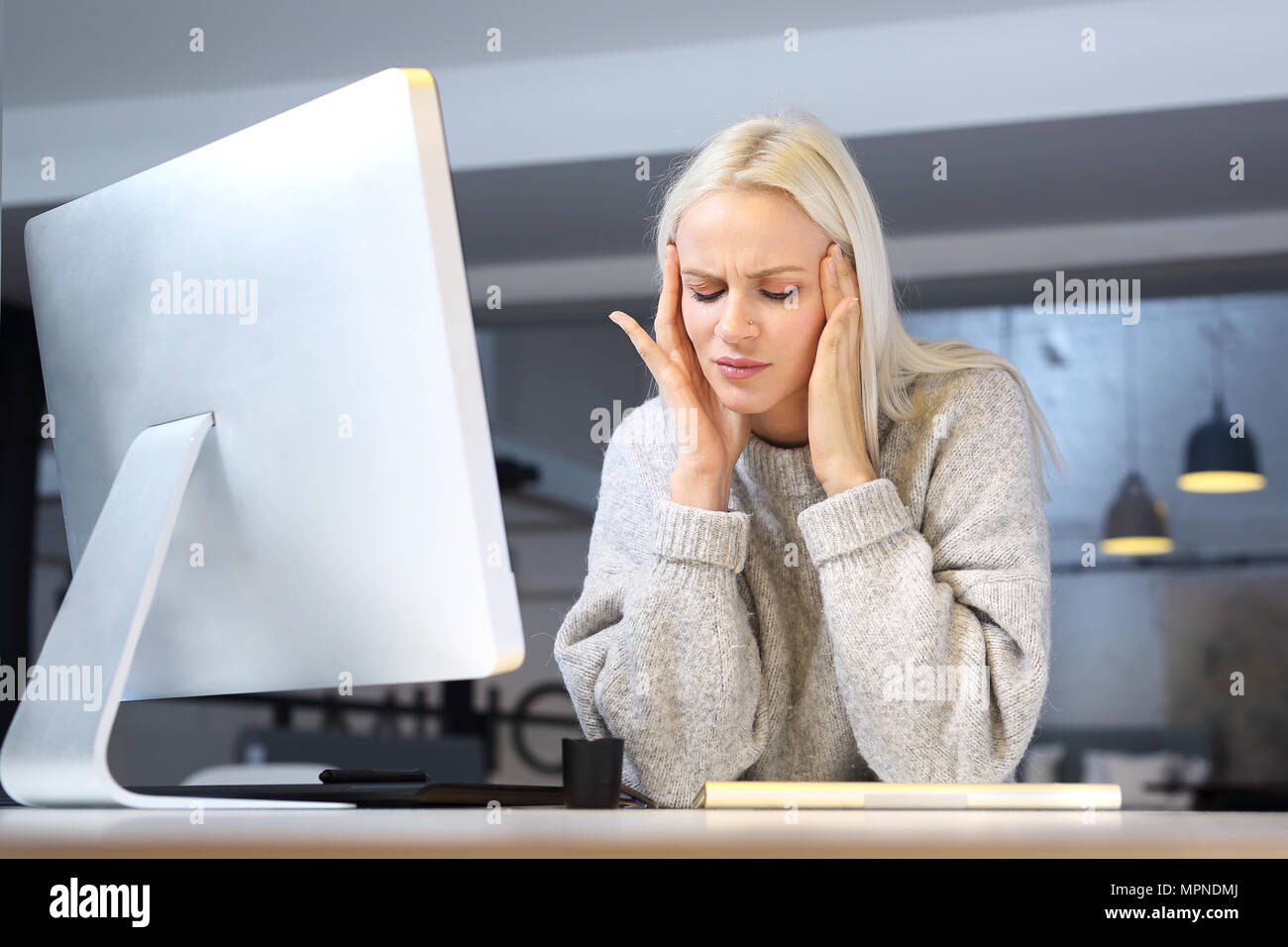 Migräne Kopfschmerzen. Müde Frau am Computer arbeiten Stockfoto