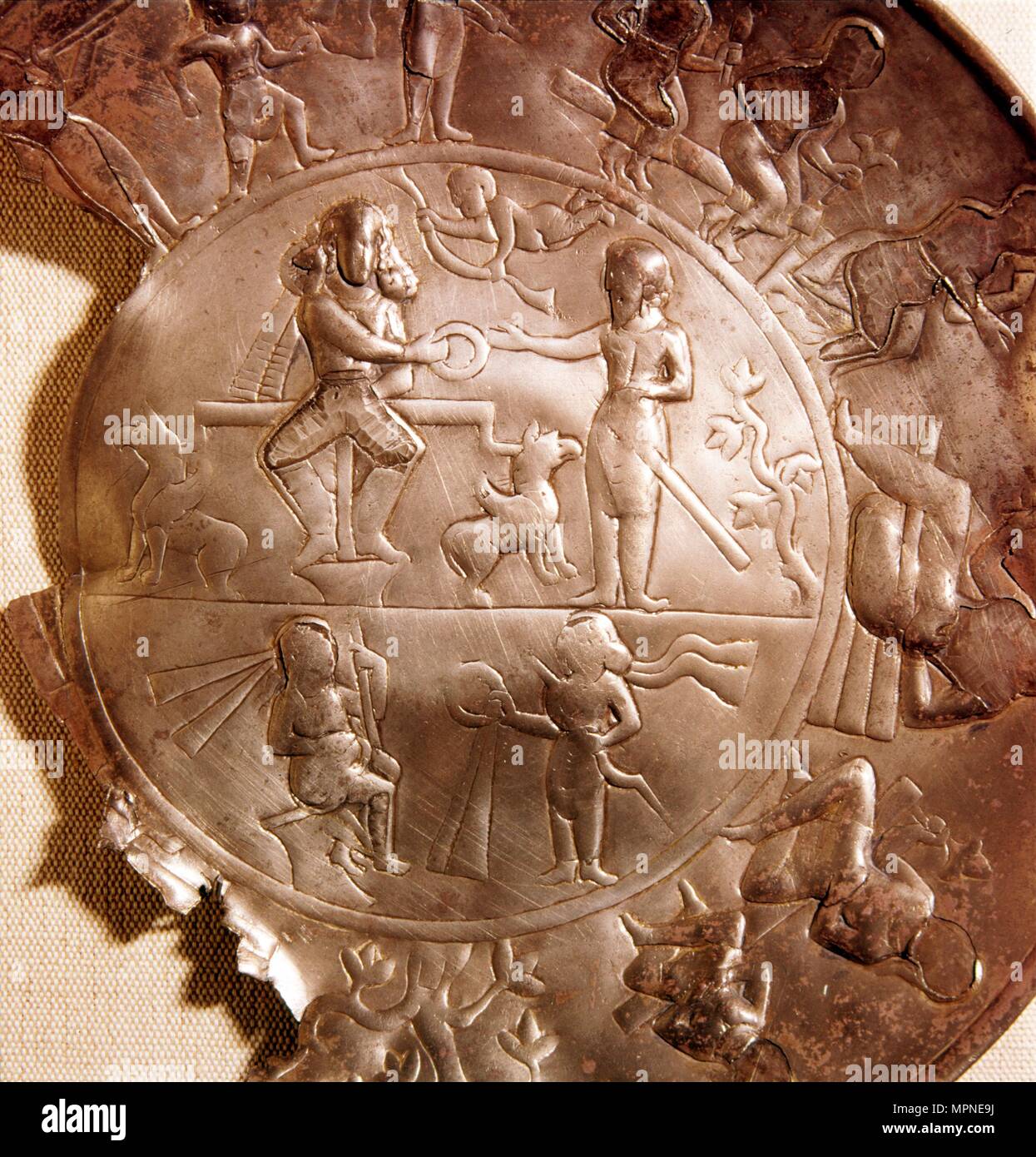 Sassanian silberne Schüssel (Detail), Menschen mit Waffen, etwa Ende des 4. Jahrhunderts. Artist: Unbekannt. Stockfoto