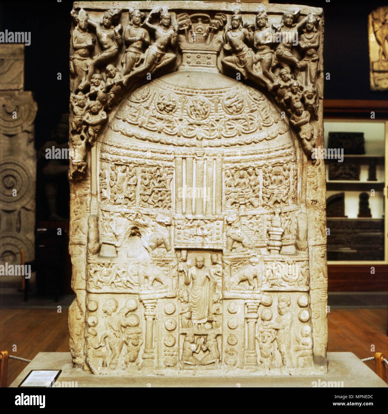 Buddhistische Stupa mit Figuren von Buddha durch fliegende Gottheiten, 2. Jahrhundert verehrt. Artist: Unbekannt. Stockfoto