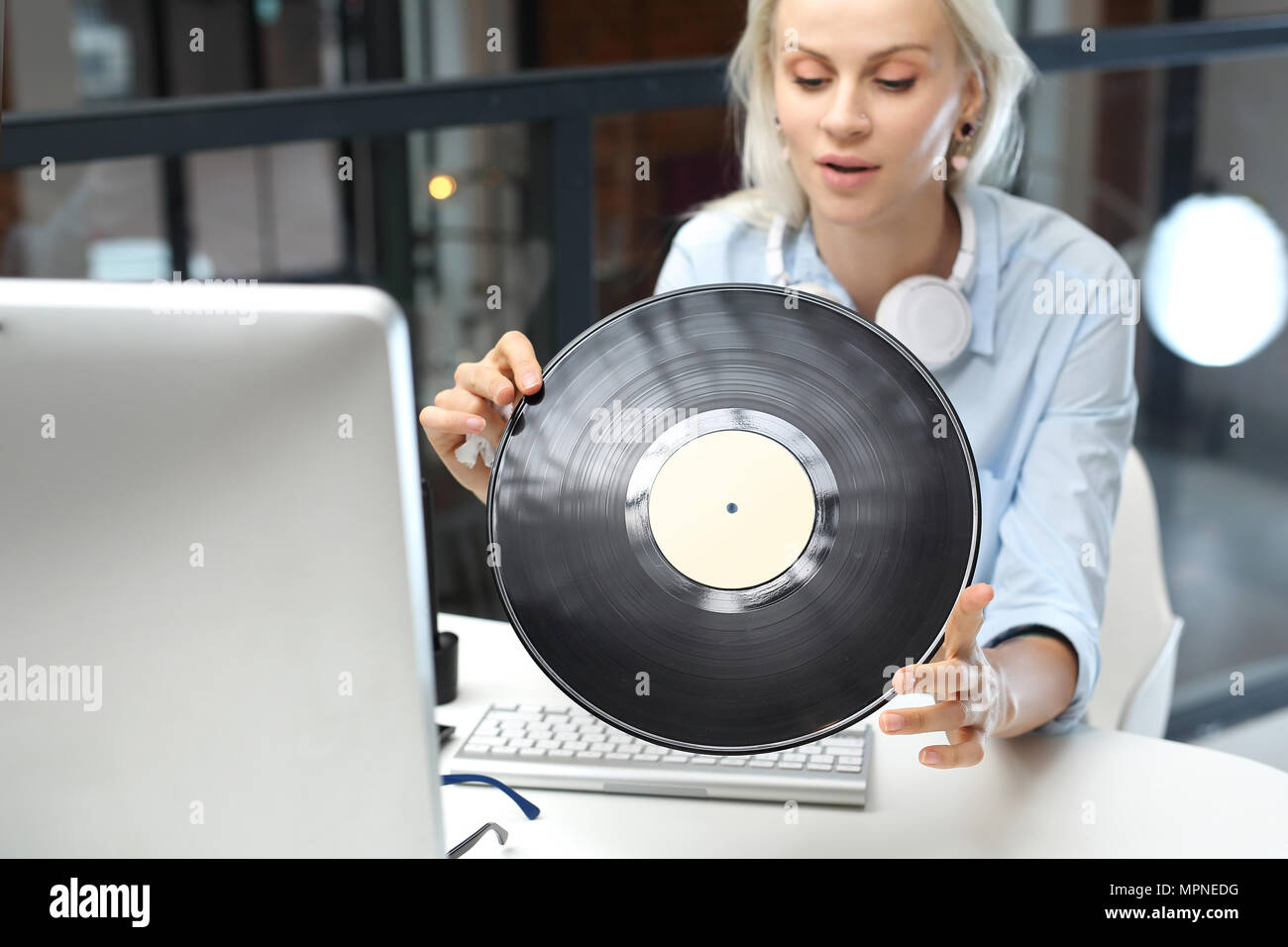 Vinyl. Junge elegante Frau mit einer Schallplatte. Stockfoto