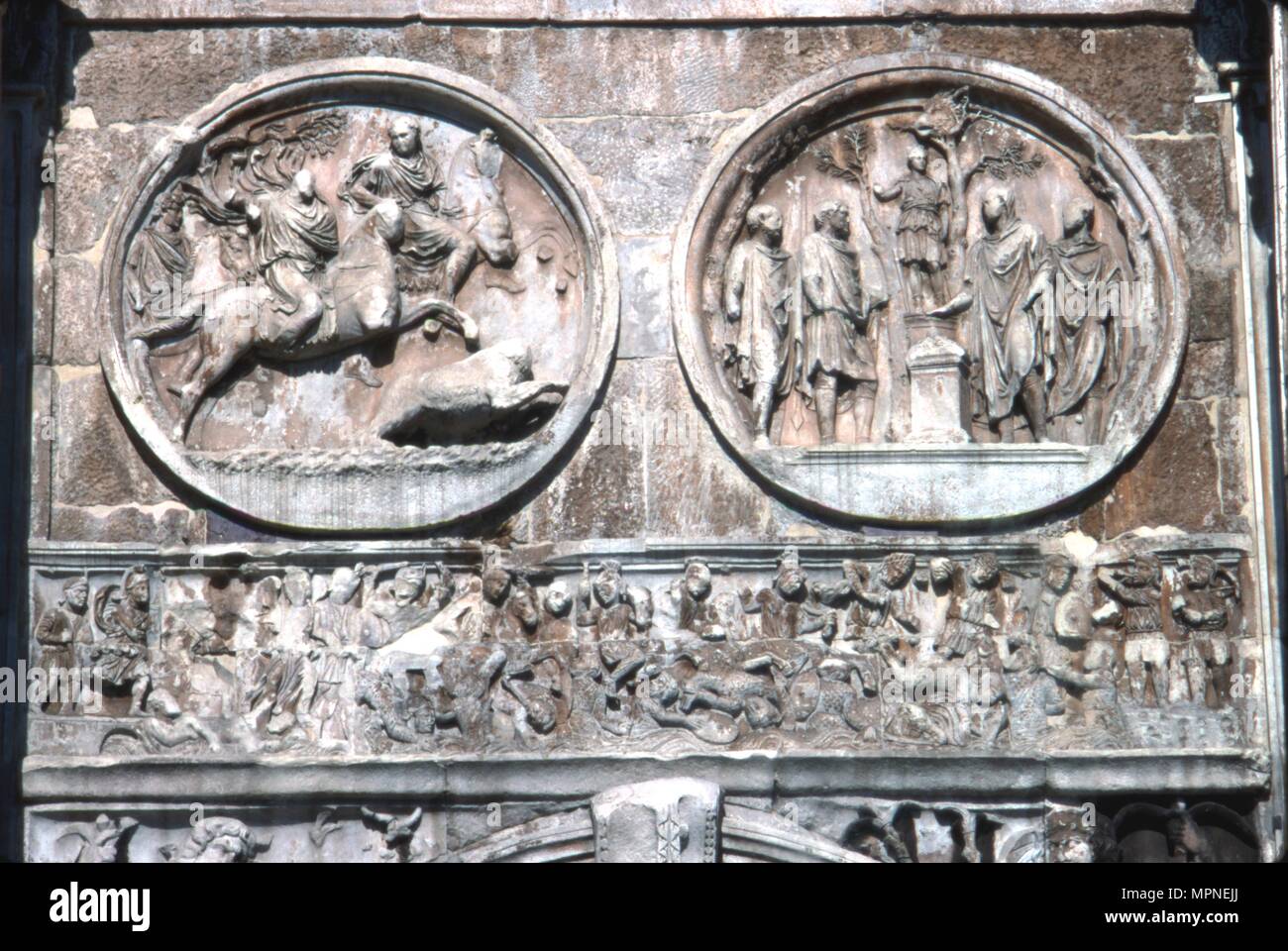 Triumphbogen des Konstantin horizontales Band angezeigt, Schlacht an der Milvischen Brücke, 313-315. Artist: Unbekannt. Stockfoto