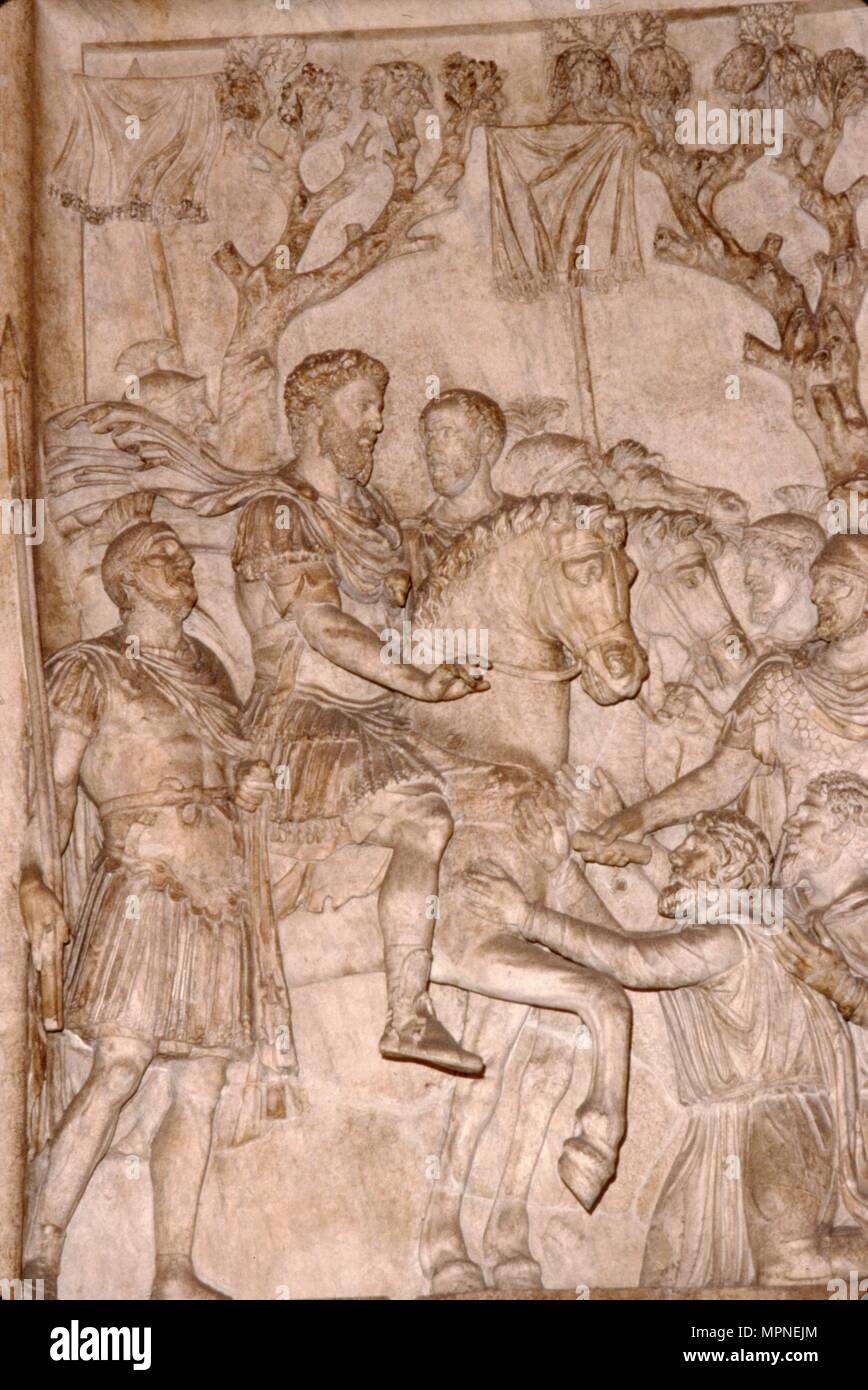 Panel von Marcus Aurelius, Hommage empfangen vom Leiter der Markomannen, c 2. Artist: Unbekannt. Stockfoto