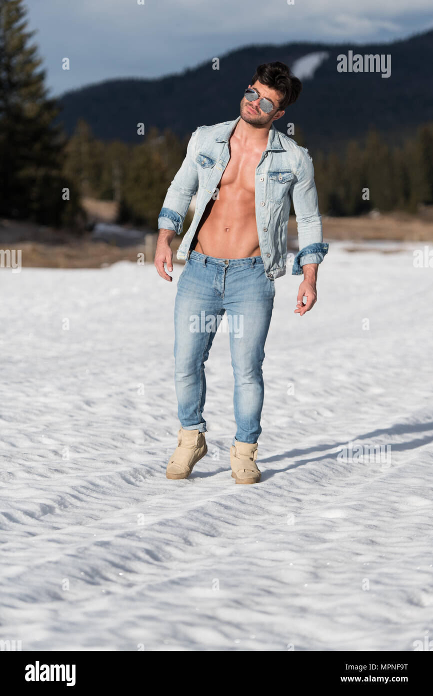 Portrait einer jungen körperlich fit Mann mit seinem Körper geschult ...