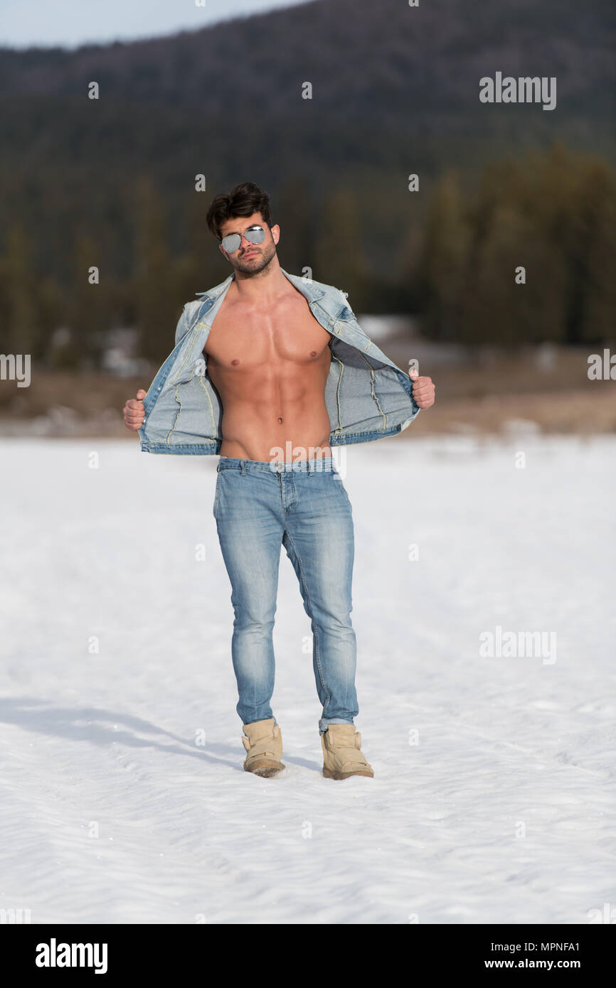 Portrait einer jungen körperlich fit Mann mit seinem Körper geschult ...
