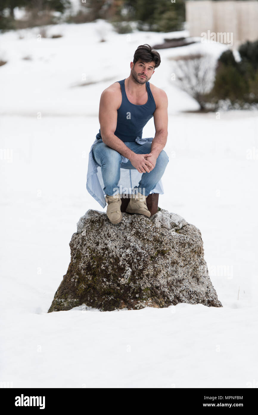 Portrait einer jungen körperlich fit Mann mit seinem Körper geschult ...