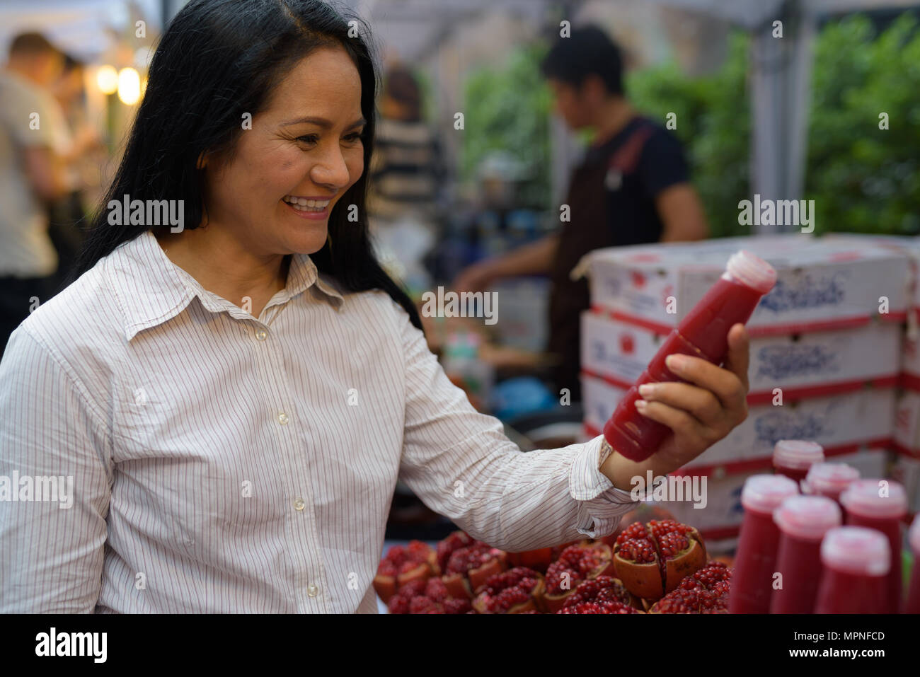 Reifen asiatischen Geschäftsfrau Shopping auf dem Markt Stockfoto