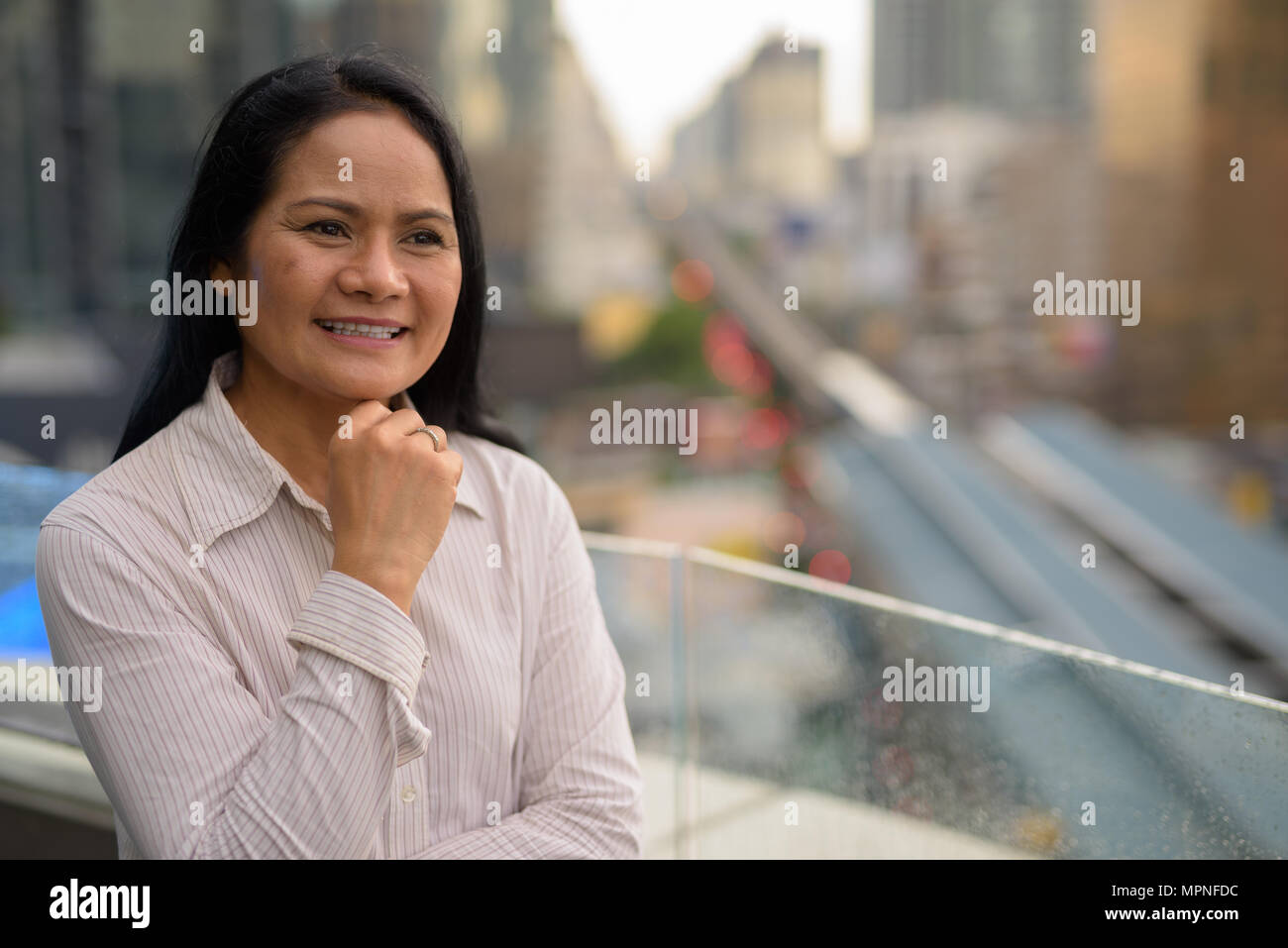 Reifen asiatischen Geschäftsfrau gegen den Blick auf die Stadt Stockfoto