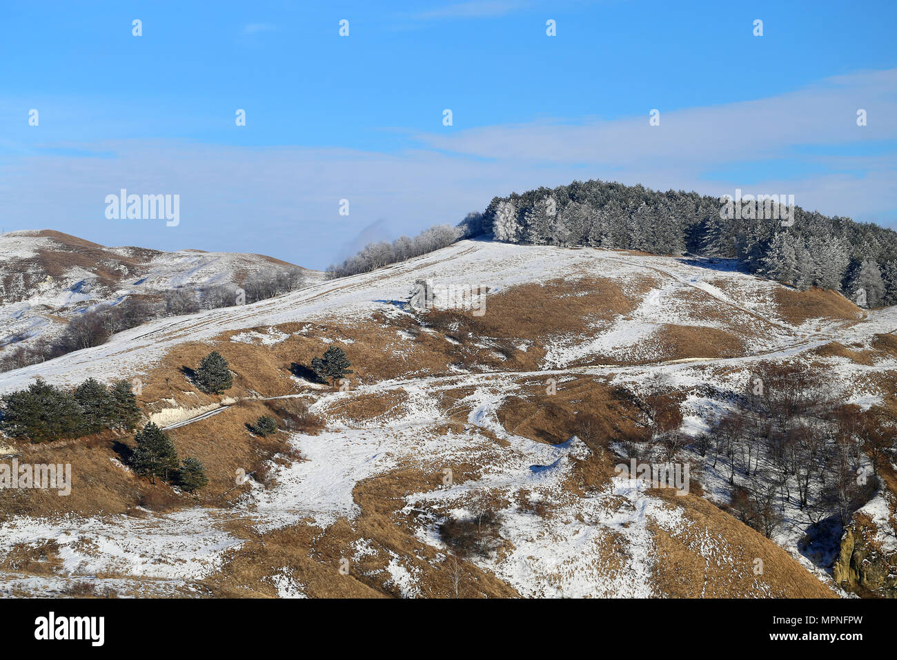 Ungewöhnliche Fotos einer wunderschönen Berglandschaft im frühen Frühjahr Stockfoto