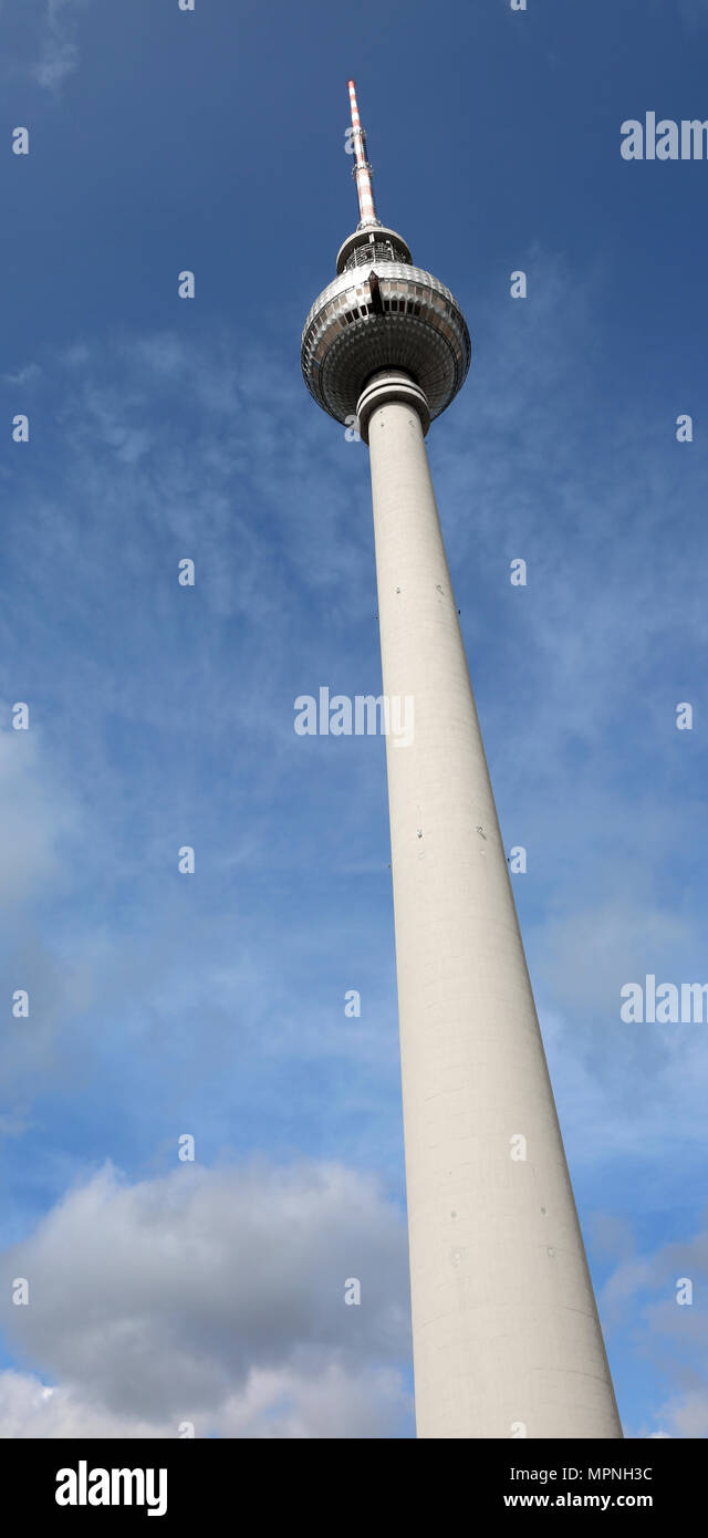 Berlin, Deutschland - 19 August 2017: Sehr hohe Fernsehturm, Fernsehturm in deutscher Sprache bei der Übertragung von Fernsehen und Radio anmelden Stockfoto