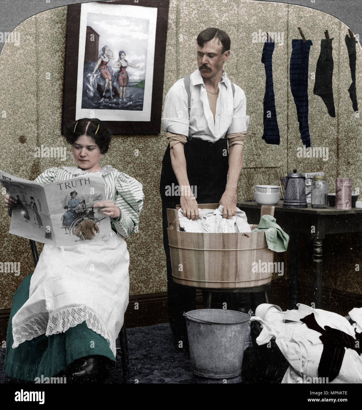 "Die neue Frau, Waschen Tag'. Artist: Amerikanische Stereoscopic Company. Stockfoto