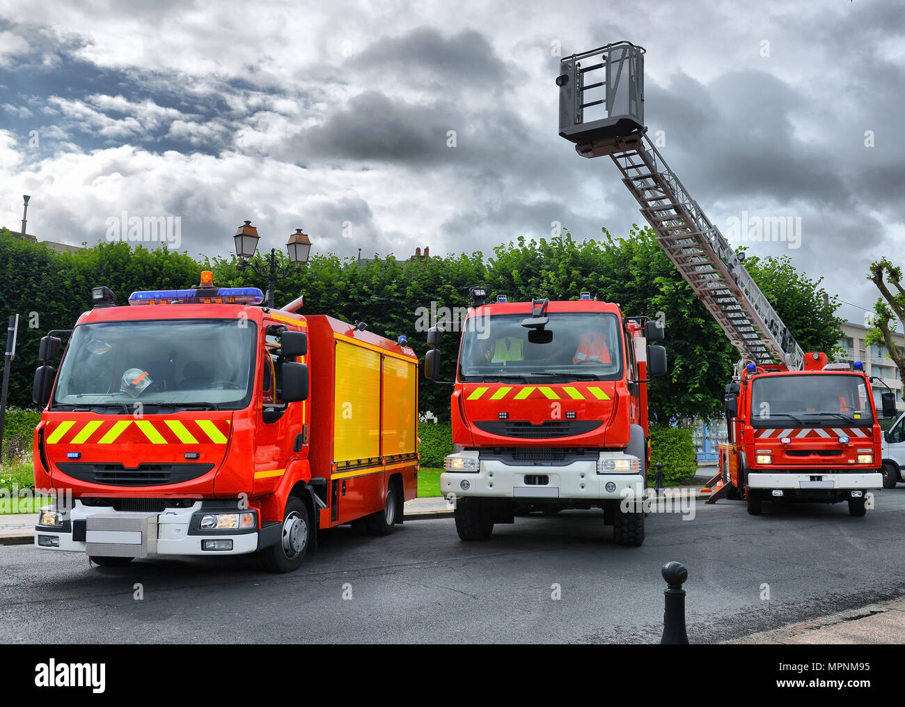 Drei Löschfahrzeuge in der Bucht geparkt, die mit allen Einrichtungen zur Brandbekämpfung und Zahnrad bereit zu gehen Stockfoto