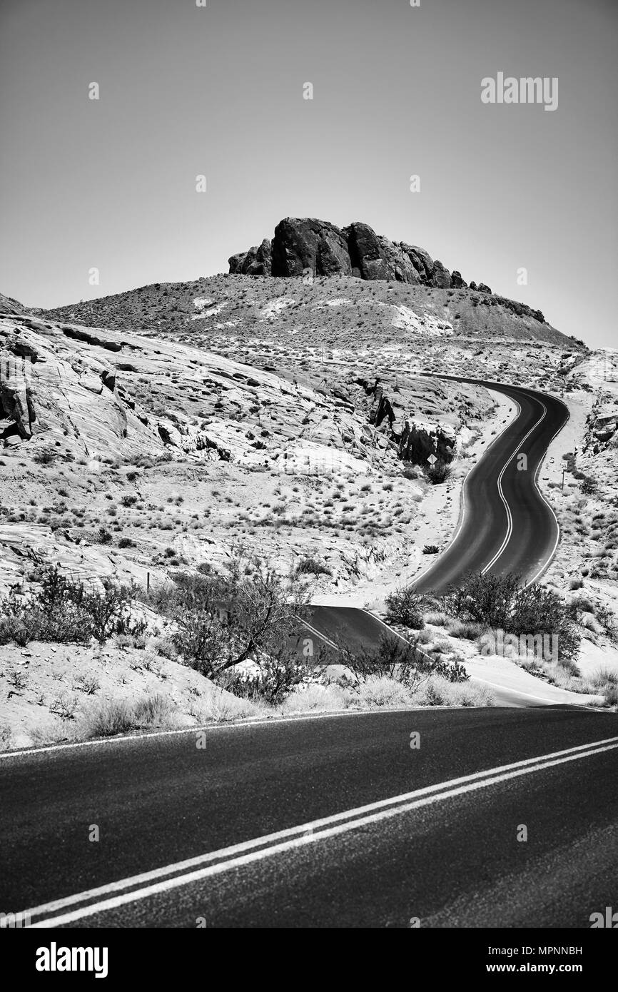 Schwarz-weiß Bild von einer malerischen Wüste Straße, Travel Concept. Stockfoto