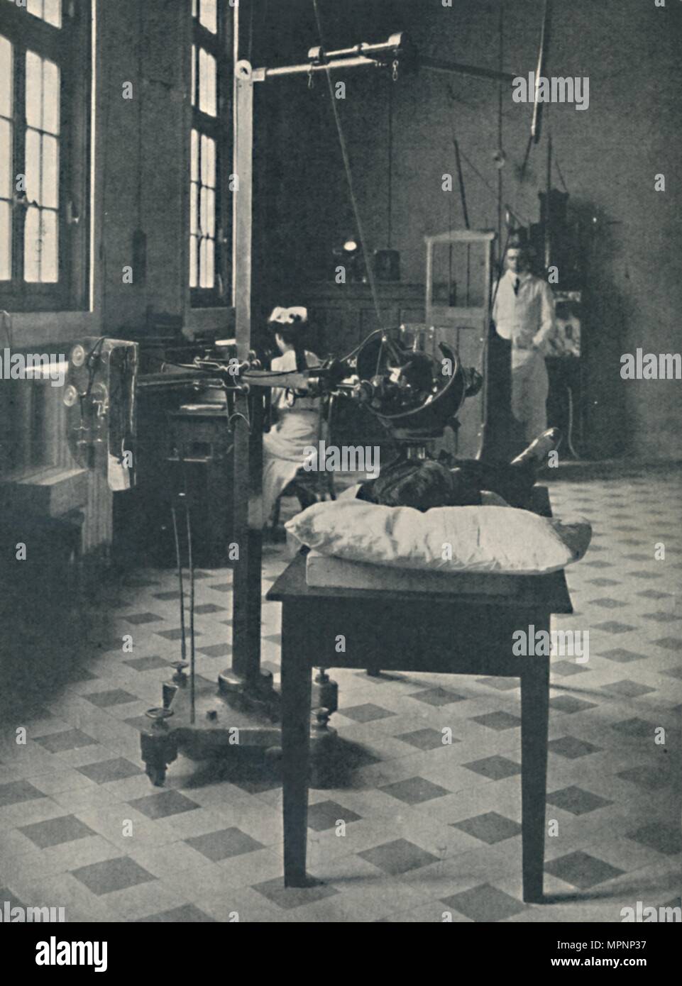 "Crookes, Rontgen und Finsen - Mit dem Wunderbaren X-Rays Apparate', c 1925. Artist: Unbekannt. Stockfoto