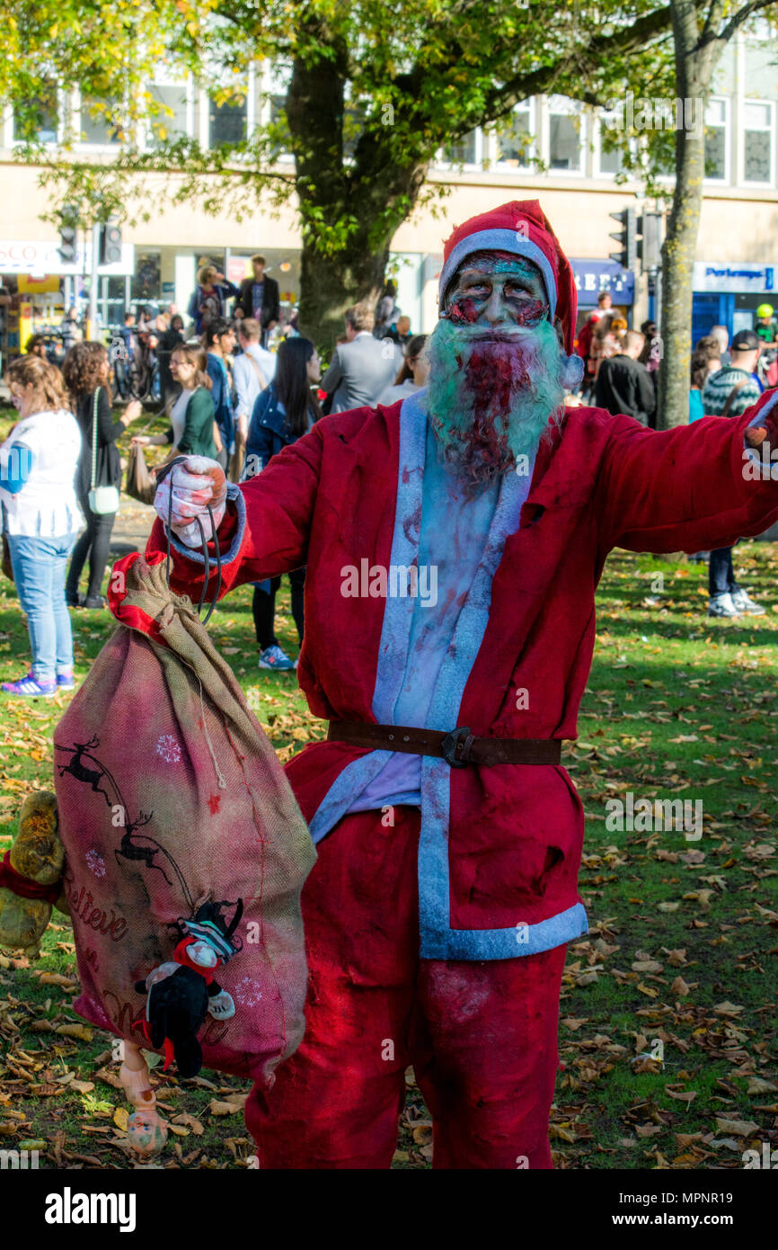 Bristol Zombie laufen, und die jährliche Veranstaltung rund um Hallwoween, wo jeder Kleider bis Stockfoto