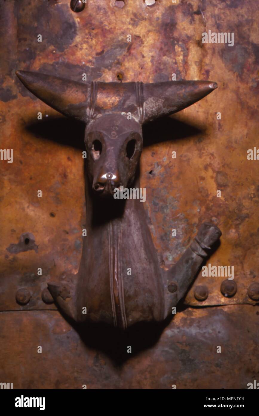 Bull, genietete zu Bronze Kessel, Rynkeby, Dänemark. Der keltischen Eisenzeit, c. 6. Jahrhundert v. Chr.. Artist: Unbekannt. Stockfoto