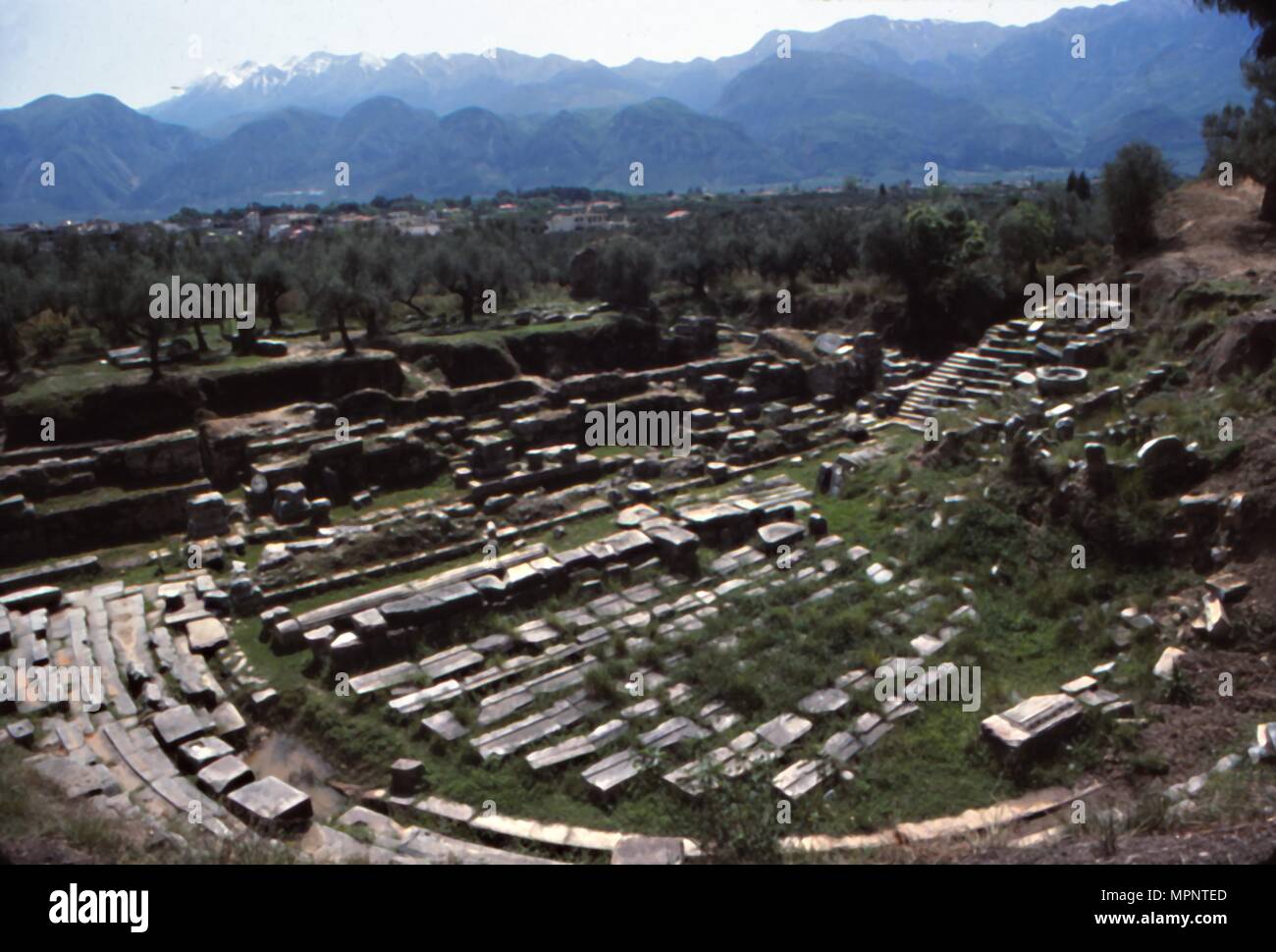 Theater des antiken Sparta (Lakedaimon) mit Mt Taygetus jenseits, c 20. Artist: CM Dixon. Stockfoto