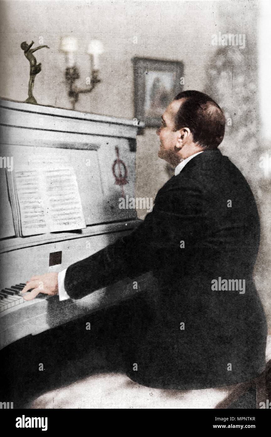 "Enrico Caruso - Italiens berühmten Tenor am Klavier', c 1925. Artist: Unbekannt. Stockfoto