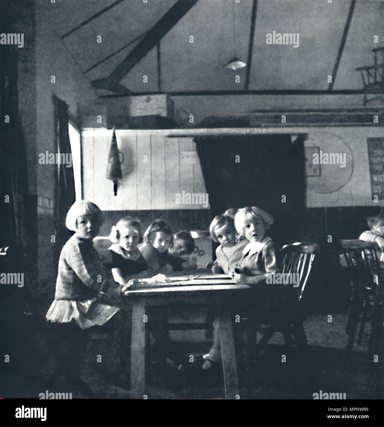 'Lehren für London Kinder im Rathaus', 1941. Artist: Cecil Beaton. Stockfoto