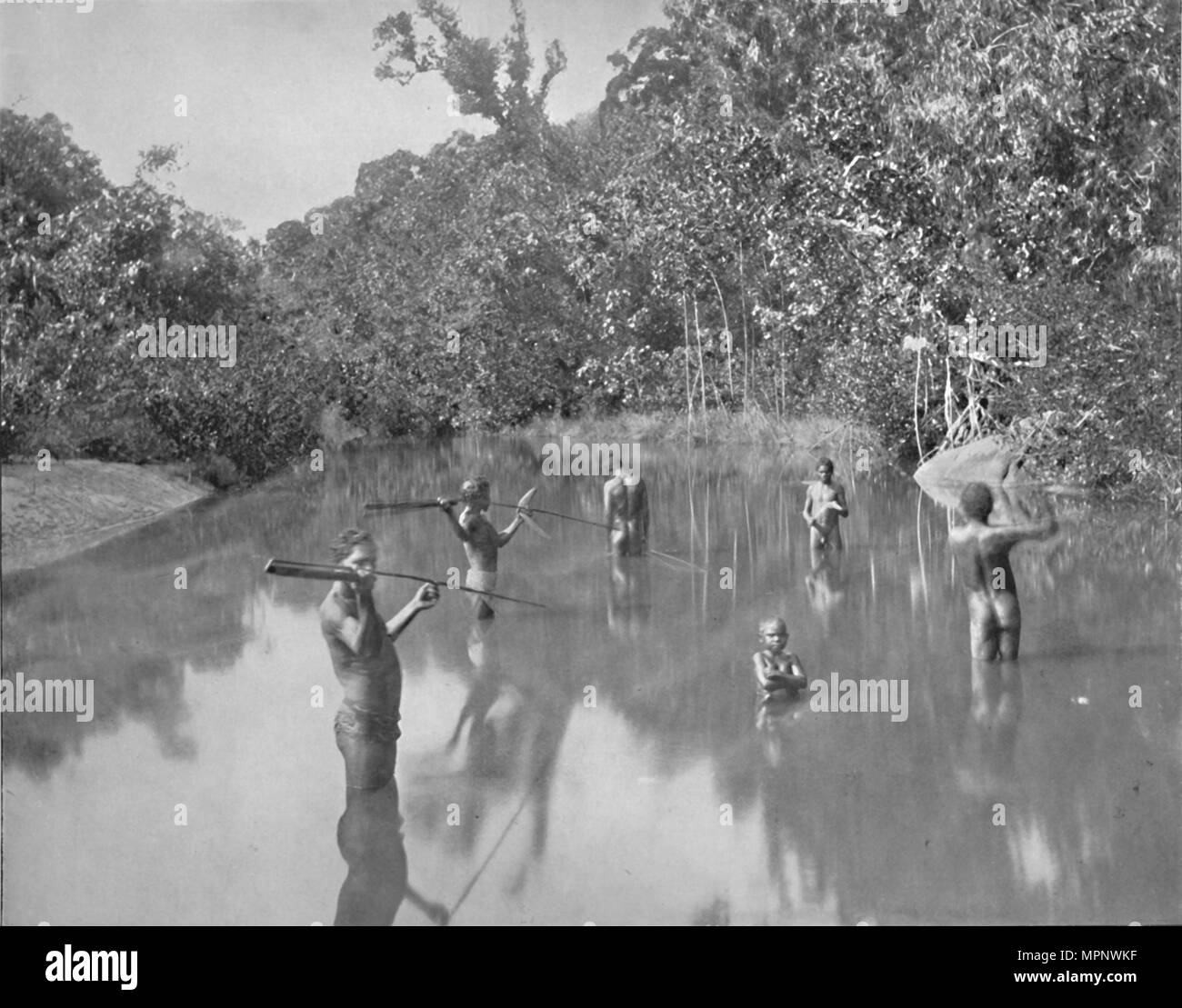 "Australian Aborigines Spearing Fisch', 19. Artist: Unbekannt. Stockfoto