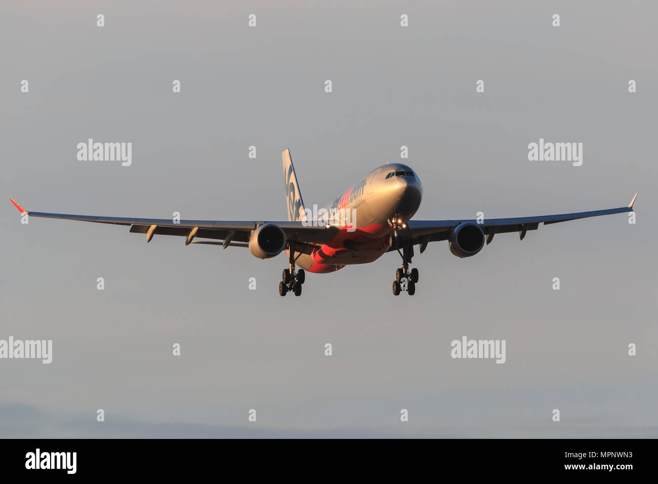 Jetstar Airways Airbus A 330-202 Airliner VH-EBE auf Annäherung an der Melbourne International Airport zu landen. Stockfoto