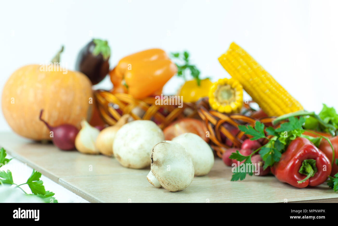 Pilze auf dem Hintergrund von frischem Gemüse. Stockfoto