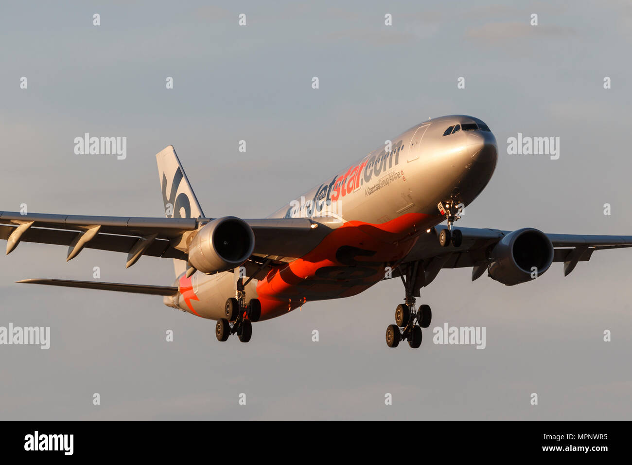 Jetstar Airways Airbus A 330-202 Airliner VH-EBE auf Annäherung an der Melbourne International Airport zu landen. Stockfoto