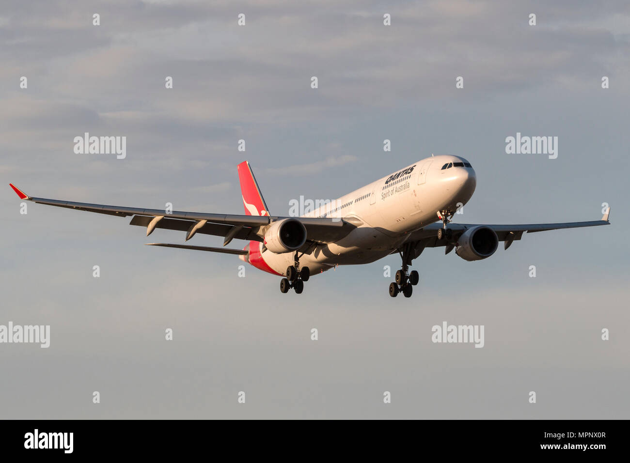 Qantas Airbus A 330-303 Airliner VH-QPI-Ansatz am Melbourne International Airport zu landen. Stockfoto