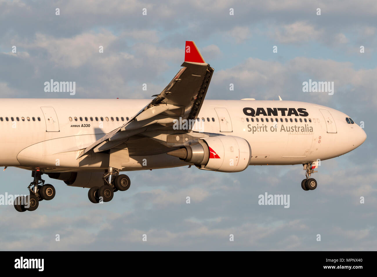 Qantas Airbus A 330-303 Airliner VH-QPI-Ansatz am Melbourne International Airport zu landen. Stockfoto